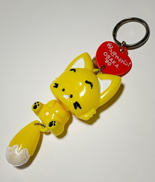 こちらは未認可の勝手グッズ。もはやキタキツネ!?　「好っきゃねん！OSAKA'90」ということで、1990 年の大阪としか言ってません