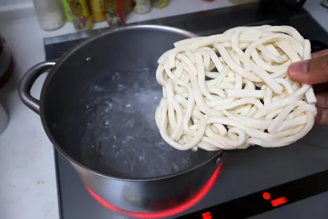 （１）ゆでる！　鍋で「丹念仕込み」をゆでよう。その間にスタバのフラペチーノを飲んで空容器をつくろう。雰囲気が段違いになる。ストローは太いものをもらうと完璧。ゴンチャで代用も可だ