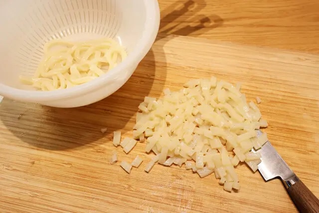 （２）切る！　うどんを流水で冷やしたら水気をよく切り、タピオカの粒くらいのサイズにカットする。大きすぎるとストローで吸いにくいので、ストローの穴のサイズを意識して切ること