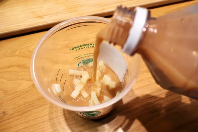 （３）紅茶！　（２）をスタバの空き容器に半分ほど移し、午後の紅茶 ミルクティーと氷を適量入れれば出来上がり。うどんの塩気がミルクティーの甘みを程よく引き立て飲みやすいおいしさに！