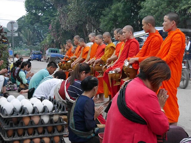 早朝に行われるラオス・ルアンパバーンでの托鉢の様子
