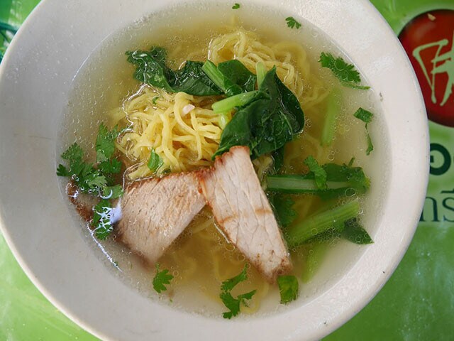 卵麺スープあり「バミー・ナーム」。これが30円とは！