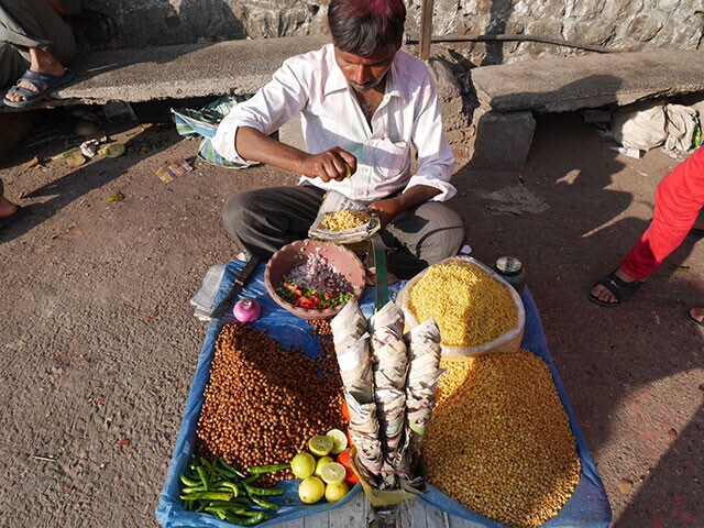 ライスパフやラーメンスナック、野菜、豆、スパイス、レモン汁などを混ぜる