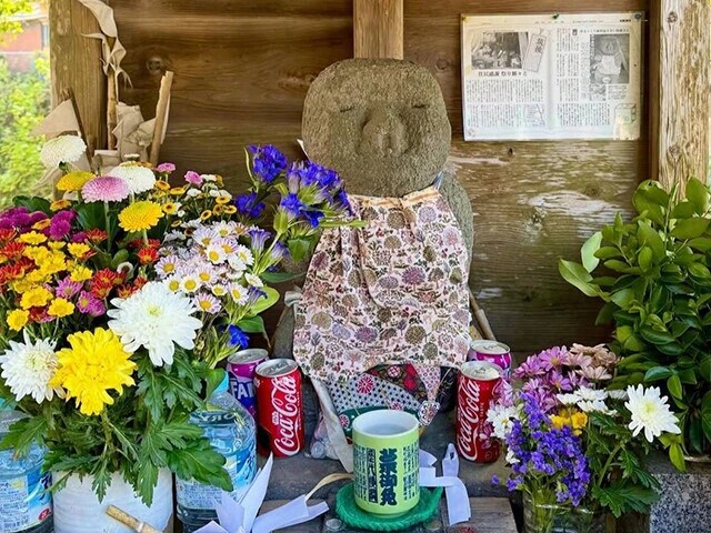 九州で見つけた「はなたれ小僧さま」の石像。「こういう謎のものに出くわせるのが50㏄旅のいいところ」（瀧氏）