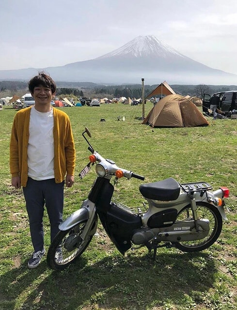東京から富士山まで行ったときの写真。カーディガン姿の「カジュアルな装いでどこまでも行く」