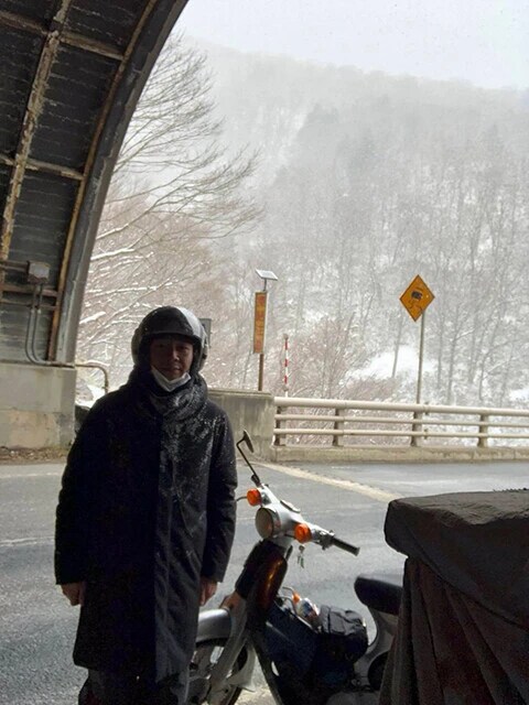 東京から新潟の佐渡島に行こうとして、群馬と新潟の県境で「トンネルの向こうが雪だとわかり断念した」当時の写真