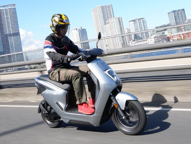 ホンダ EM1e:　価格：29万9200円　国内ホンダ初の一般向けEVスクーターを公道で徹底チェックしたアオキ。ちなみに販売は全国のホンダ二輪EV取扱店で行なわれる