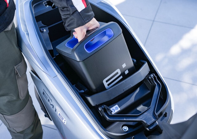 着脱式の可搬バッテリーはコチラに収納する。ヘルメットは専用装備のホルダーを使用