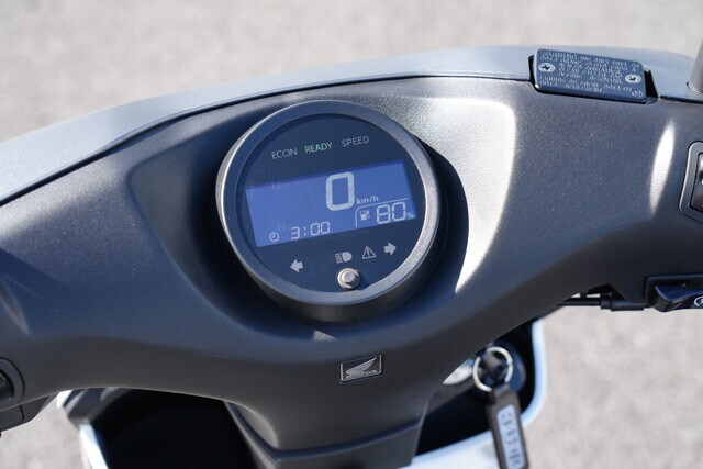 反転液晶表示のフルデジタルメーターを採用。バッテリーの残量や走行モードなどの確認もできる