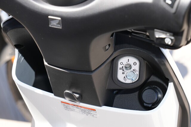 インナーラックの左側には500ミリリットルのペットボトルが入る。右側にはUSBソケットを装備している