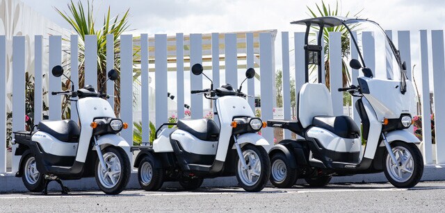 ホンダのビジネスEVモデル。（左から）「BENLYe：」、三輪スクーターの「GYROe：」、屋根付きの「GYRO CANOPYe：」