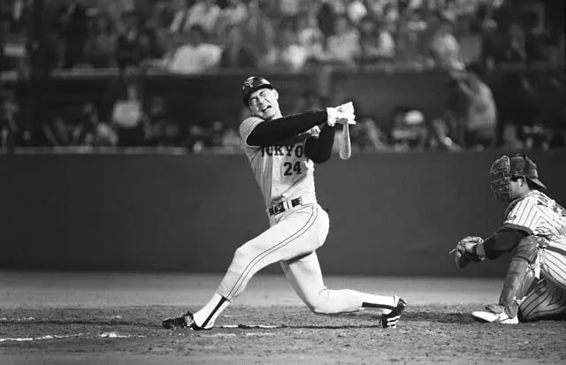 1983年、神宮球場でのヤクルト戦で豪快に三振する中畑清。長嶋茂雄と同じように、三振してもファンを惹き付ける魅力のある看板選手だった（写真：時事）