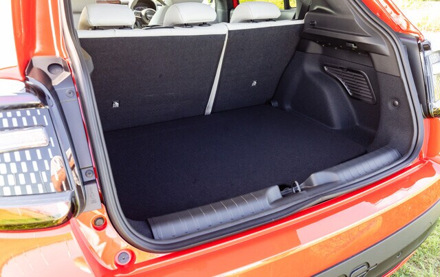 荷室容量は360リットル。後席を倒せば1231リットルの積載が可能。深さはないが床下収納スペースも用意している