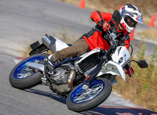 【第2位】スズキ DR-Z4S／DR-Z4SM　10月8日に発売されたDR-Z4SとDR-Z4SM。価格は両モデルとも119万9000円。青木氏いわく「走りはどっちもギンギンです」と太鼓判