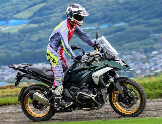BMW R 1300 GS 145馬力の空水冷ボクサーツインエンジンを搭載。スポーツ性能と快適性を高次元で融合。先進装備も充実している。価格285万円~