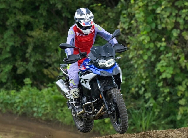 BMW F 800 GS オンロード寄りの快適性と軽快な操作性を両立したモデル。通勤も週末のツーリングも快適にこなしてくれる。価格138万5000円~