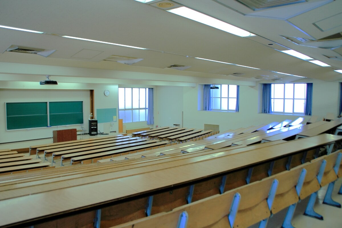 親しい友人との約束が一転！「ダッシュで逃げられてしまい」思わぬ負担に……年収450万・46歳男性が明かす大学時代の苦い記憶