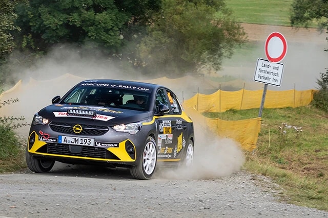 2021年にドイツ自動車連盟（ADAC）とオペルが開始した世界初のEVラリーカーのワンメイクシリーズ。山本氏は初年度戦を現地で撮影