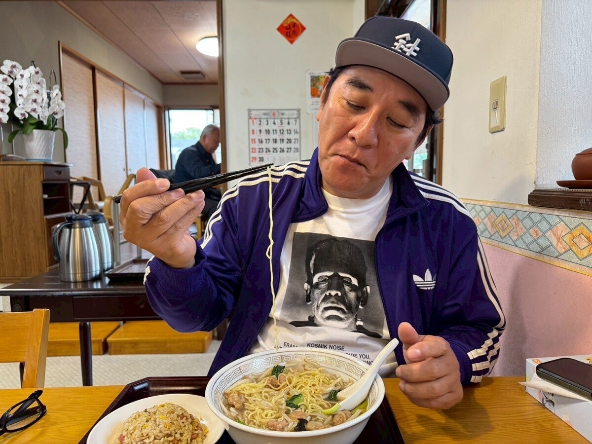 もやしラーメンの細麺をチョイスしたピエール瀧。特製玉子麺の細麺は、博多ラーメンの麺くらいの細さ