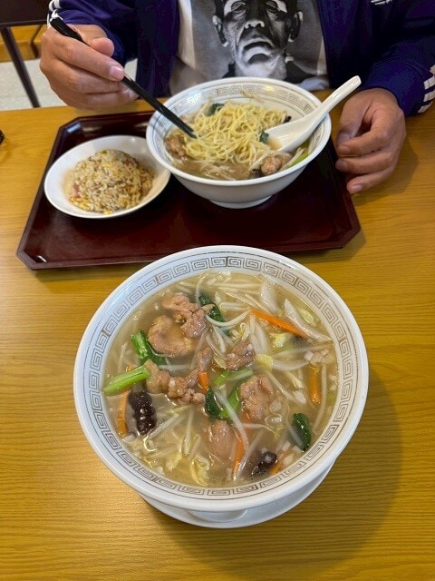 手前がサンマーメン、奥が瀧氏の頼んだもやしラーメン。その違いは？