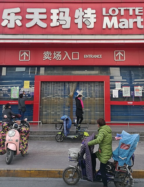 17年、中国に進出中だったロッテは展開するスーパーへの営業停止命令が相次ぎ、約1200億円の損失を出し撤退。一方、中国進出中のイオングループはいまだ無傷だが......