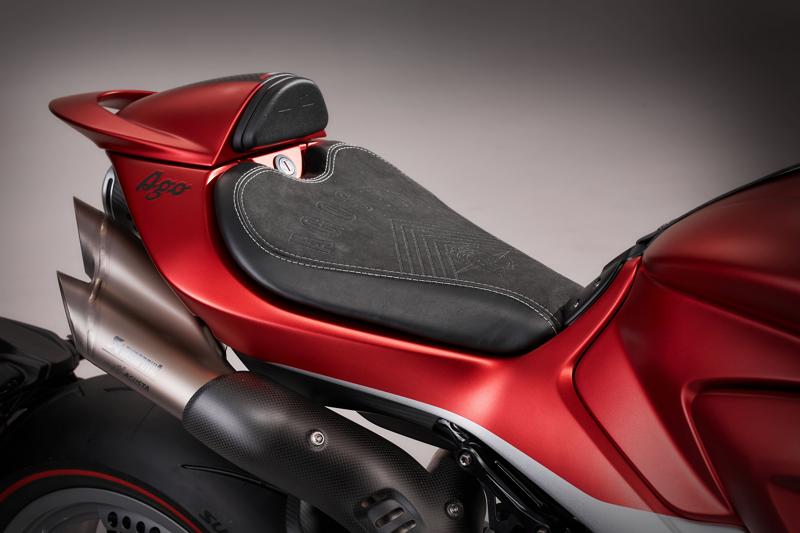 伝説のライダー、ジャコモ・アゴスティーニへのオマージュを込めた限定モデルにALCANTARAを採用