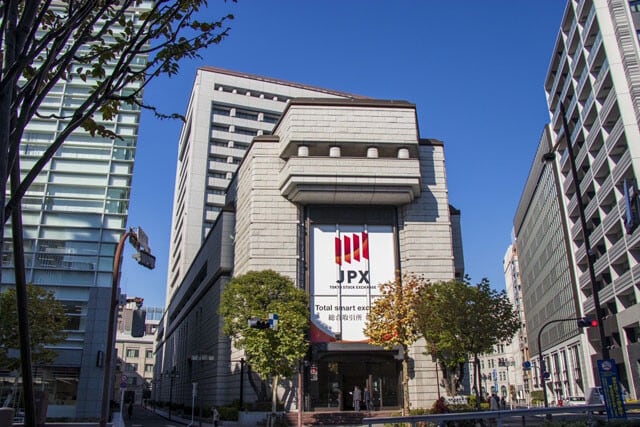 兜町にある東京証券取引所。日経平均の最高値更新が続く