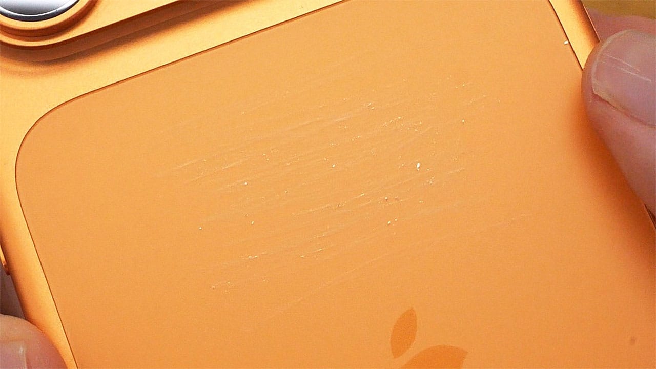 「iPhone 17 Pro、傷ついた!?」と思ったら…拭いたら消えた“白い線”の正体の画像1
