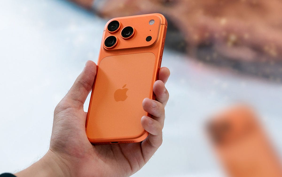 「iPhone 17 Pro、傷ついた!?」と思ったら…拭いたら消えた“白い線”の正体の画像1