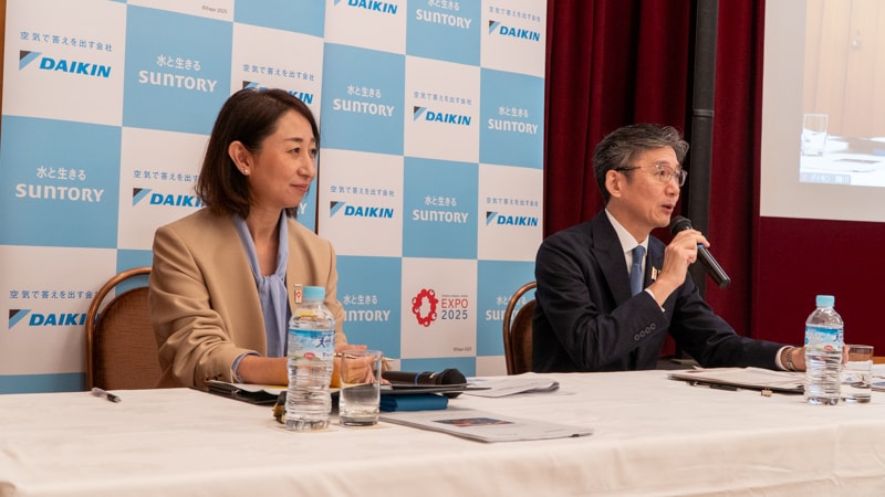 01サントリーの前波美由紀大阪・関西万博推進室長（左）とダイキンの松本親明大阪・関西万博担当部長