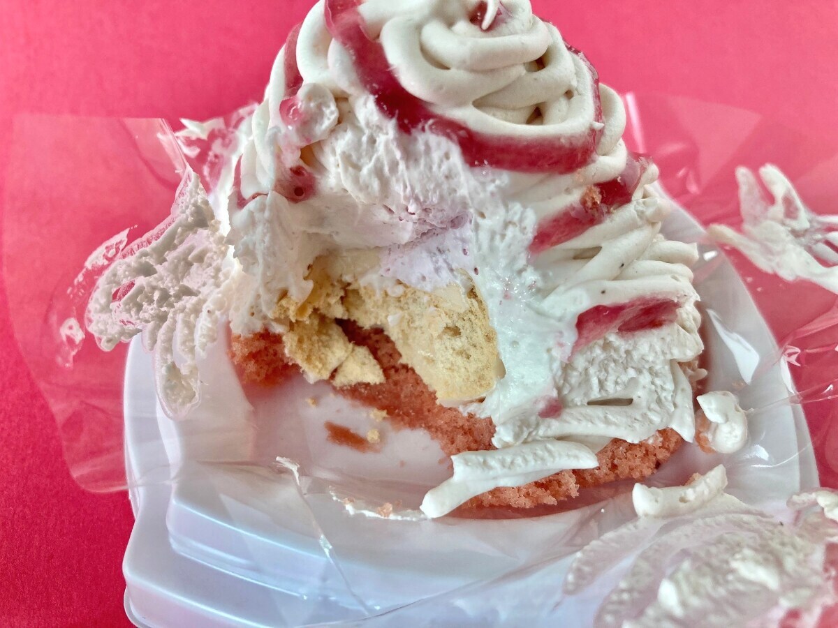 サクサクのメレンゲと甘酸っぱいいちごソースがGOOD！【ファミマ】新作モンブランが美味しい！