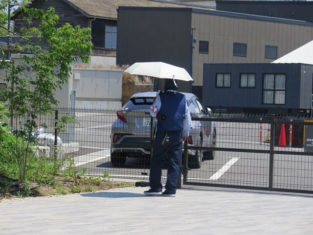 6月末、関係者ゲートを担当する警備員に日傘が解禁されたが、配布されたのは東エリアのみ。西エリアにはまだ届かず、「いつも東ばかり優先される」とのボヤきの声も......