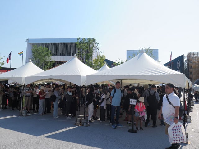 2時間待ちも当たり前の人気パビリオン「アメリカ館」。6月中旬からテントが大増設され、入館までの残り1時間を日陰でしのげるように