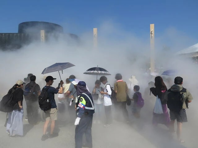 会場中央の広場「いのちパーク」では15分に1度、勢いよくミストが噴き出す。暑さは和らぐが霧の中で視界が遮られるため、走り回る子供には注意が必要