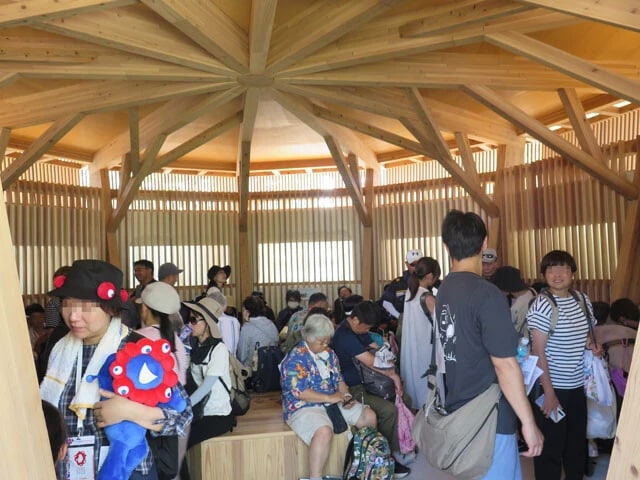 ダイキン工業が設置した「氷のクールスポット」は壁面パネル内の氷が室内を冷やす。体感では会場内で最も涼しかったが、約30人分の椅子は常に満席