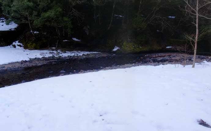 田村川での渓流エサ釣りで35cmニジマスと対面【滋賀】エン堤の壁際でヒット！