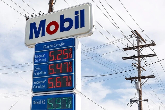 中東情勢の緊迫を受け、米ロサンゼルスのガソリン価格は1ガロン5ドルを突破。原油輸送の要衝であるホルムズ海峡の封鎖は、いずれ日本にも大きな影響を及ぼす