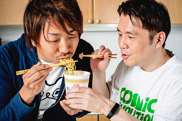 （１）食べる！　シーフードキムチチヂミを作るにはシーフードヌードルがベースとなるが、使いたいのはスープと具材だけ。具をピックアップしながら麺だけを先に食べてしまおう