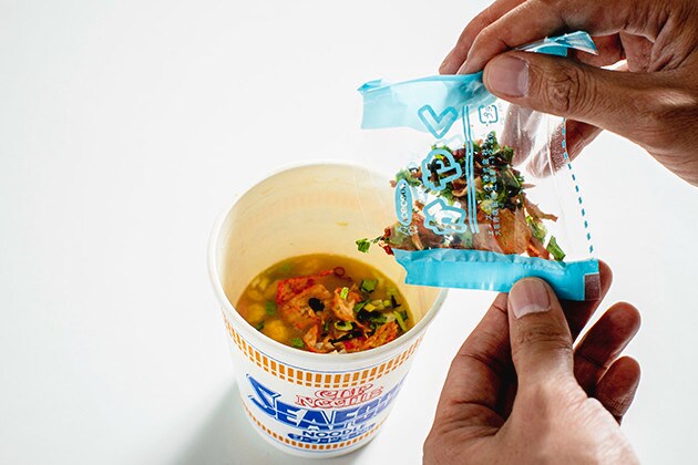 （２）焼く！　残ったスープにブタキムのかやくを入れ、片栗粉を少しずつ溶かし、全体がもっちりするまでかき混ぜる。スープが冷めていたら、面倒だが別の容器に移して先にレンチンしよう