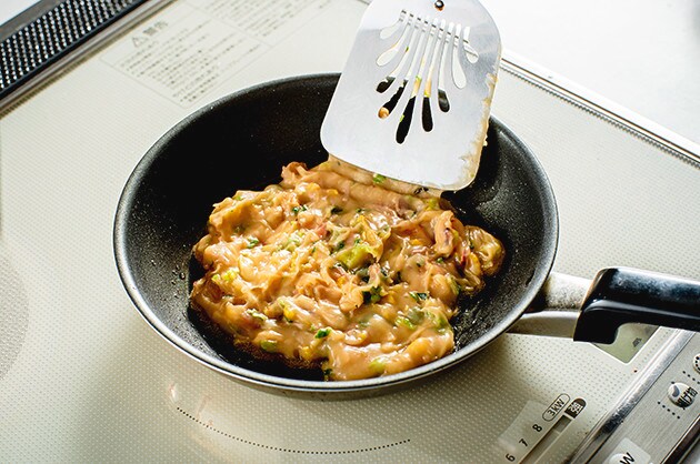 （３）激ウマ！　熱したフライパンに油を薄く引き、生地を投入して両面を焼き上げる。中火～強火で表面をカリッと焼き上げるのがコツ。ごま油を使うといっそう風味が出て激ウマになるぞ