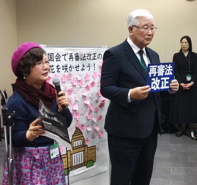 日野町事件 1984年、滋賀県日野町で起きた強盗殺人事件。無期懲役が確定した阪原 弘さんは無実を訴え続けたが、再審開始を待たず獄中で病死。遺族が再審請求を行ない、2月24日に最高裁が再審開始を決定。右は長男の弘次さん、左は鴨志田祐美弁護士