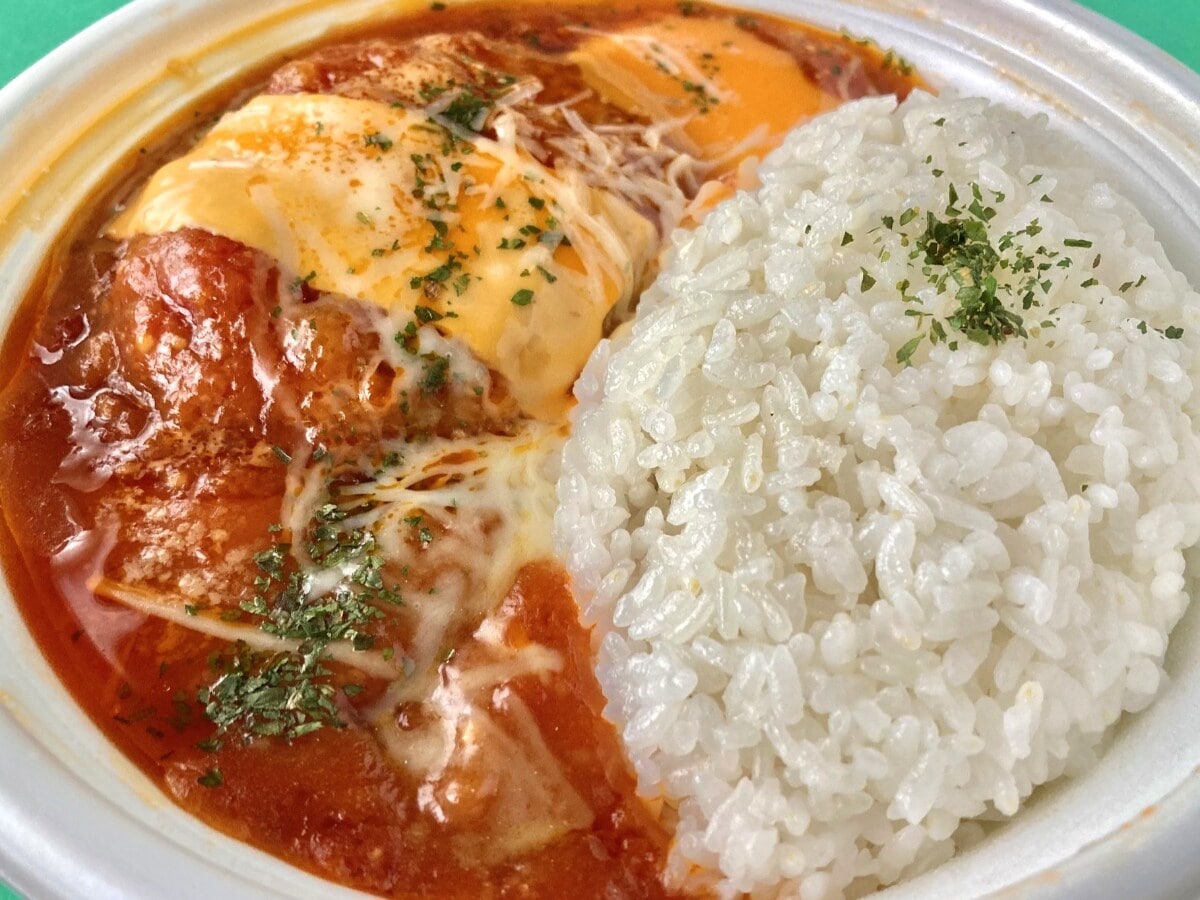 ガツンとしたガーリックの香りとトマトの酸がウマい！！【ファミマ】とにかくトマトソースの主張が強いハンバーグ弁当