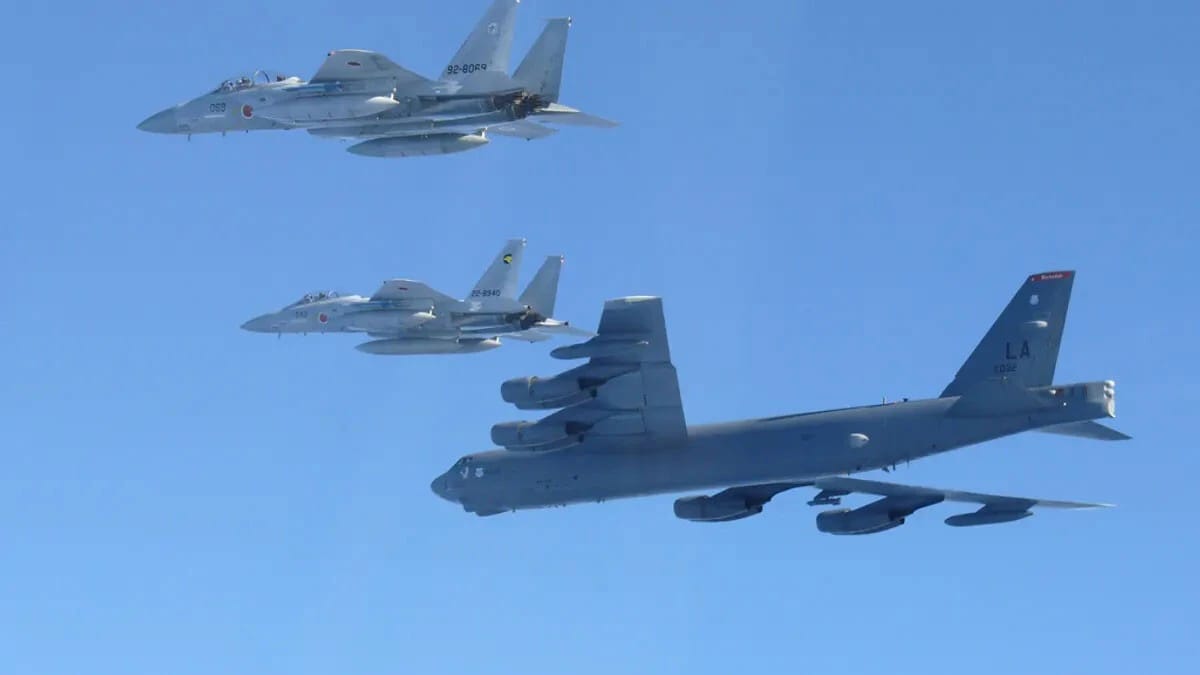 12月10日、日本海上空を飛ぶ空自F15戦闘機3機、F35戦闘機3機を、米空軍B52爆撃機2機が護衛した（写真：防衛省）
