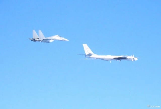 四国沖を飛行する中露爆撃機編隊を、空母遼寧から発艦した中国海軍戦闘機が護衛していた（写真：防衛省）