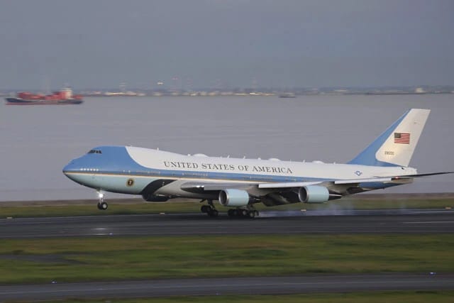 有事の際には米国大統領と首脳側近は全力でこの「エアフォースワン」に乗って空中に避難する。「終末の日に飛ぶ飛行機」と呼ばれていて、核戦争が発生した時に米軍の軍事指令センターとして機能する（写真：共同）