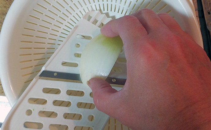 釣魚で作る「白ワインのお供」レシピ：ヤズのカルパッチョ　油分をプラスして美味しさアップ