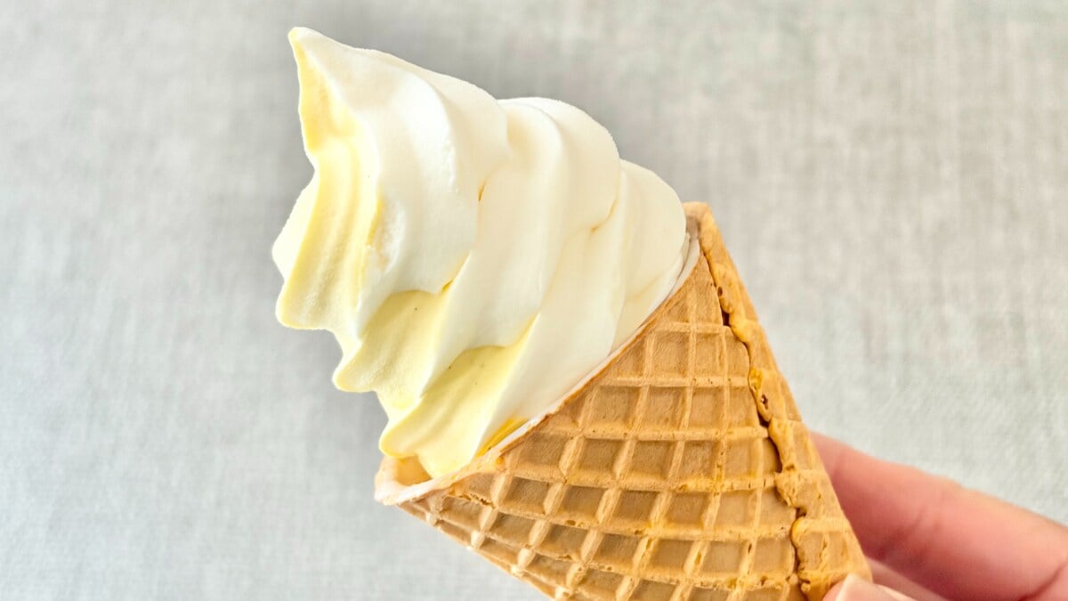 2色のアイスが好バランス！【ファミマ限定】あの人気店のスイーツを再現