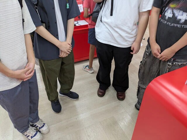 ヨドバシカメラで『マリオカート ワールド』を遊んでいた10代の男子学生4人組