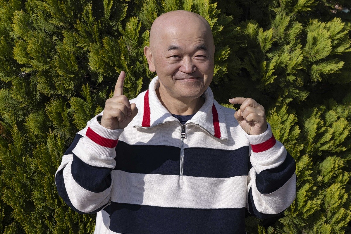 ファミコン体操を披露する名人。「今はあんまり指が動かせなくなっちゃった（笑）」
