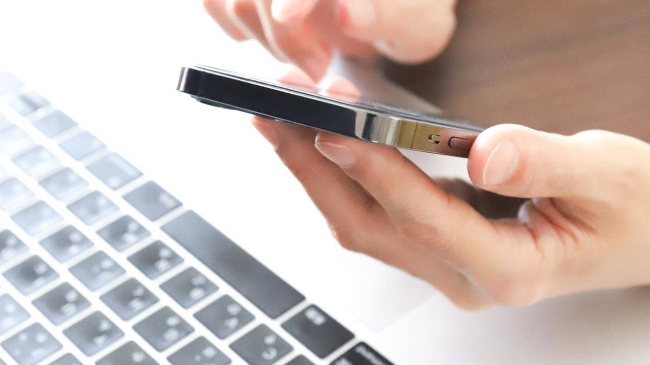 出勤しているママの『8割』が在宅ワークを望むも、それでも現実は“出社中心”というギャップの画像1